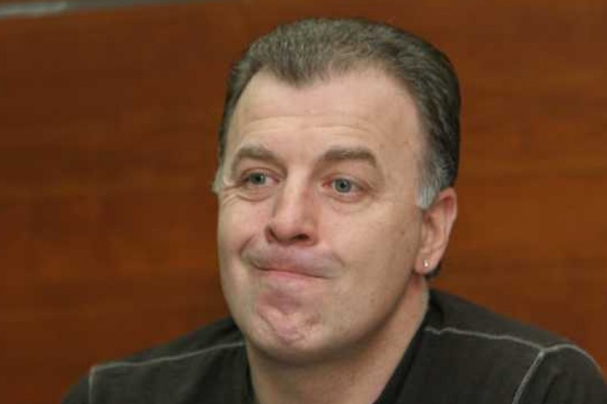 Наско Сираков остава в болница
