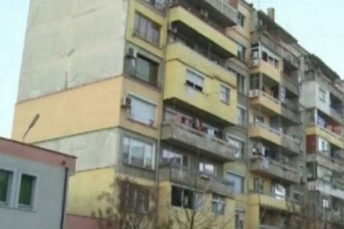 Двегодишното бебе, паднало от 8 етаж, все още в тежко състояние