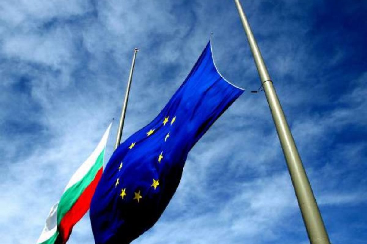 Поругаването на знамето и химна на ЕС да се наказва, искат депутатите