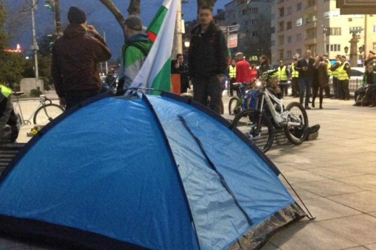Втори ден протести в центъра на София срещу забраната за къмпингуване на плажовете