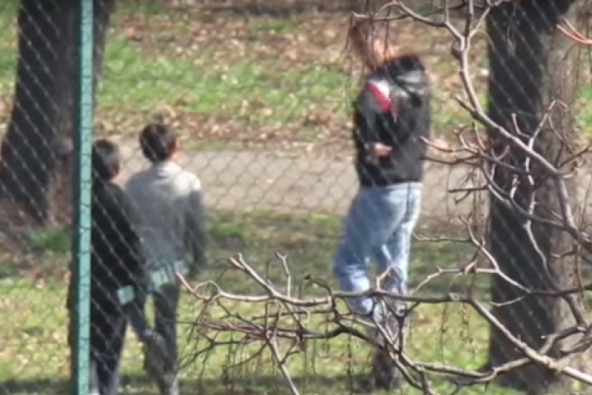 Ромчета разрушиха и разграбиха за скрап нова детска площадка в София (ВИДЕО)