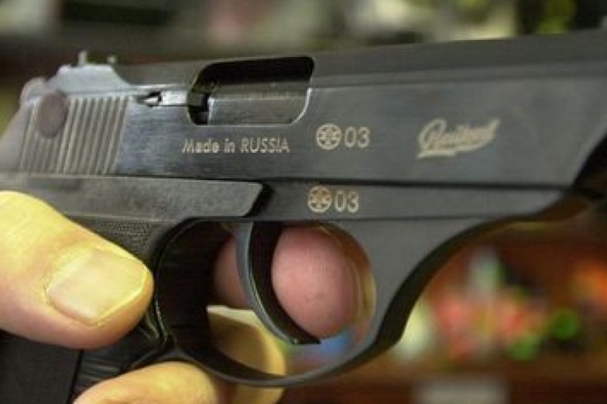 Мъж простреля 17-годишен в главата с газов пистолет