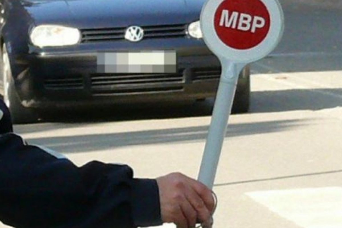 Заловиха каналджия, натъпкал 20 нелегални мигранти в лека кола