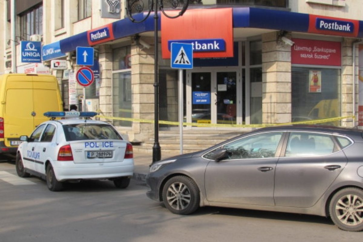Крадци минали през паркинг, за да оберат банка