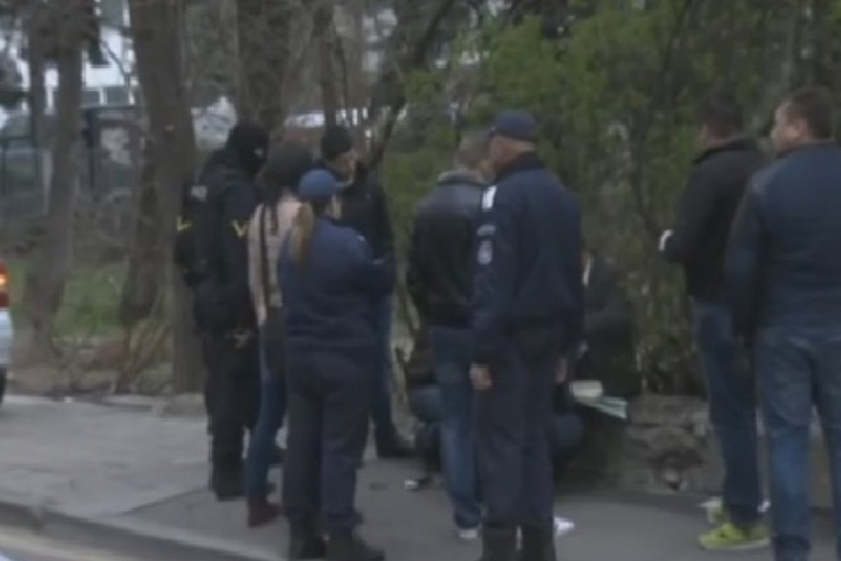 Закопчаха двама полицаи след зрелищен арест