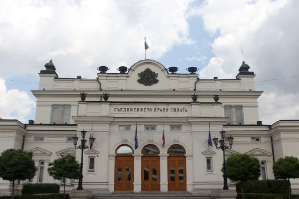 Мъж подпали служебен автомобил до Народното събрание