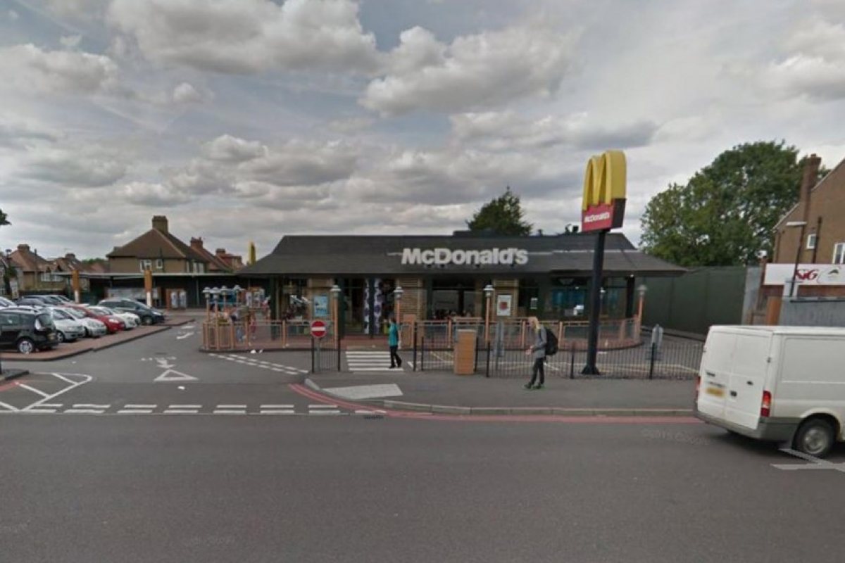 Лондонски McDonald's с абсурдна забрана: Да не се хранят вътре лица до 18 г.