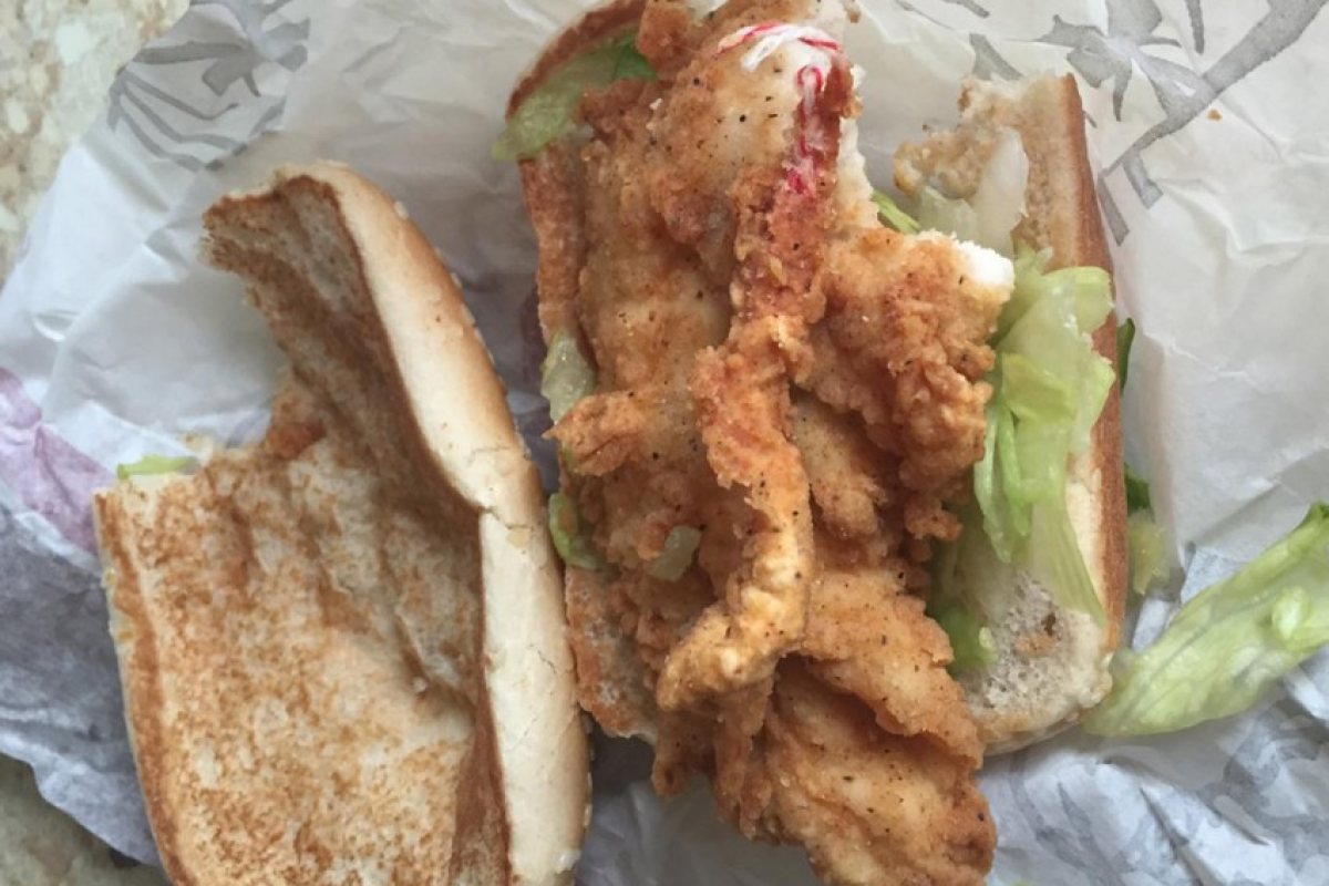 Жена откри нещо наистина отвратително в сандвича си от KFC (СНИМКИ)