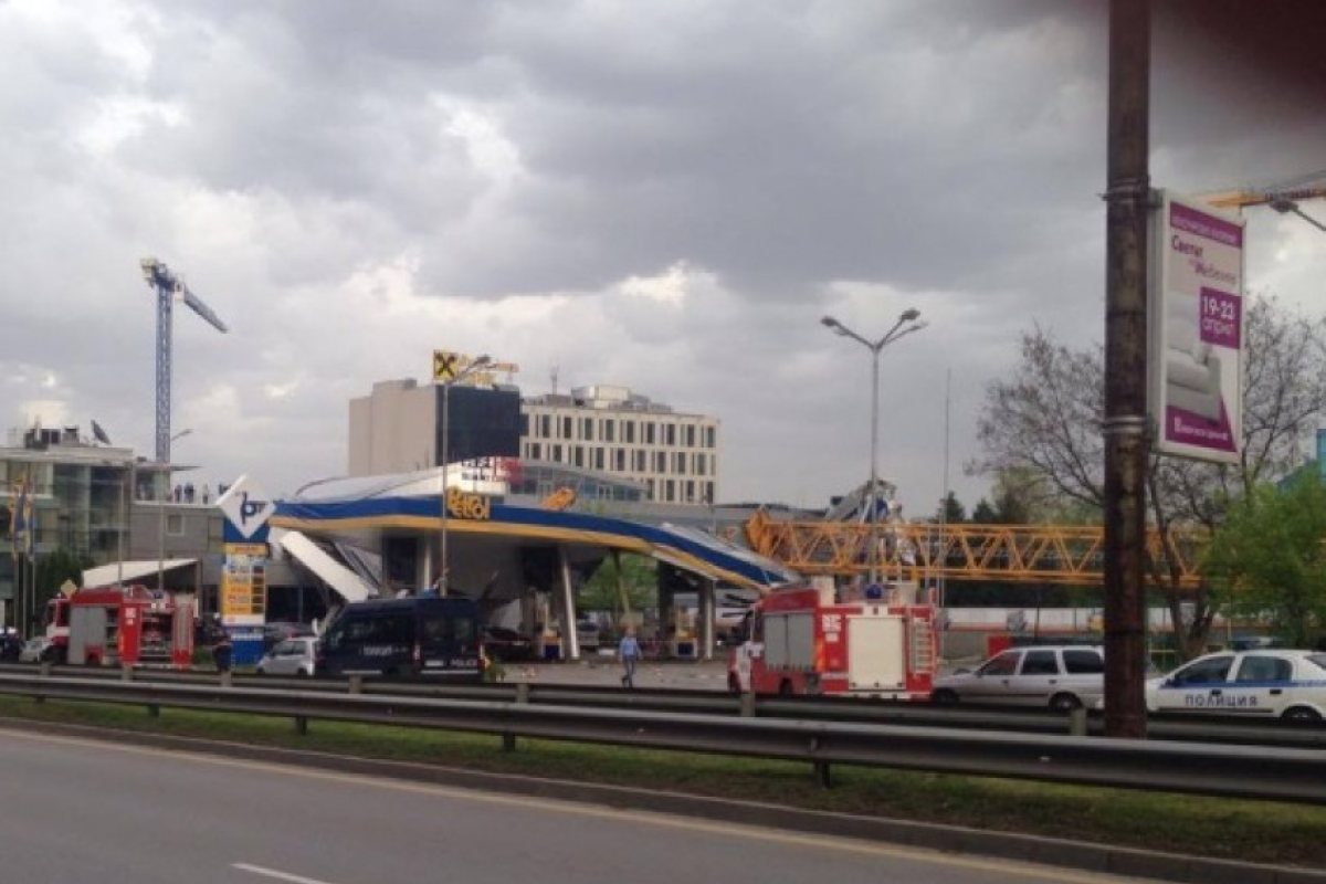Кран падна върху бензиностанция, рани двама