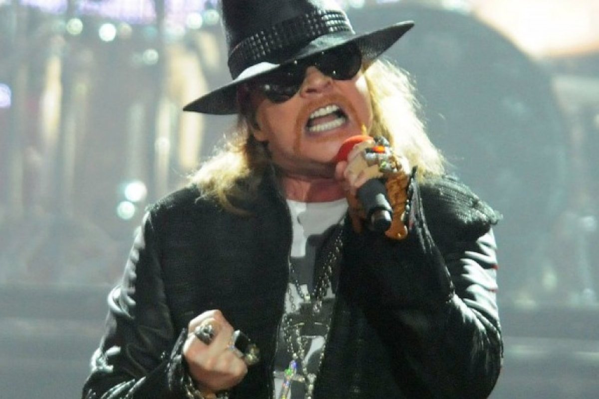 Аксел Роуз е новият вокалист на AC/DC за турнето им