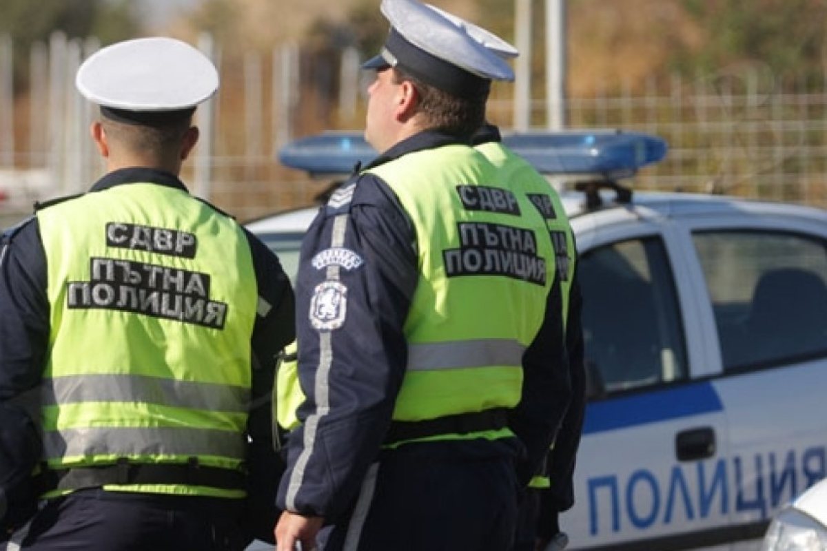 Млад шофьор прегази полицай, спрял го за проверка