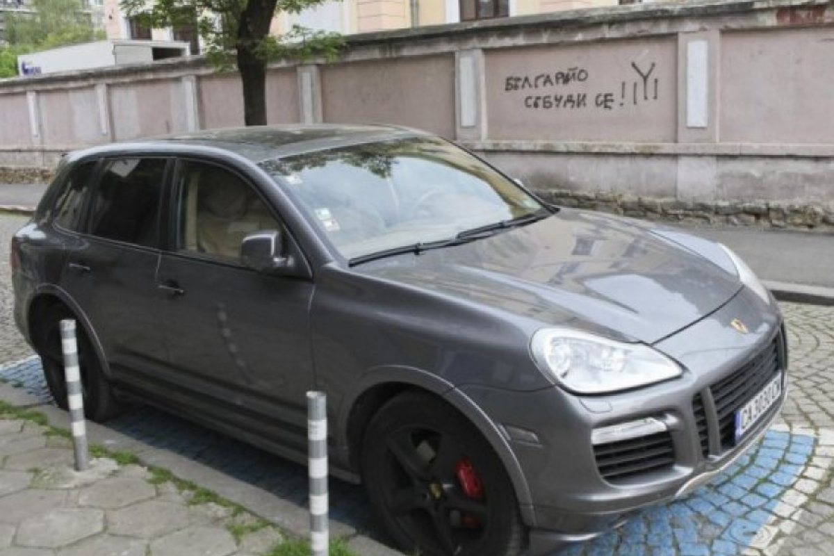"Порше" паркира на инвалидно място, "Паяк"-ът не го вдига