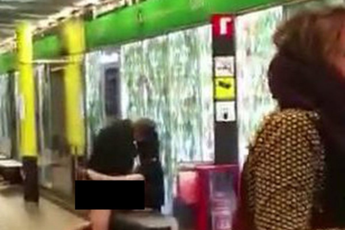 Двойка прави секс насред метростанция (ВИДЕО 18 +)