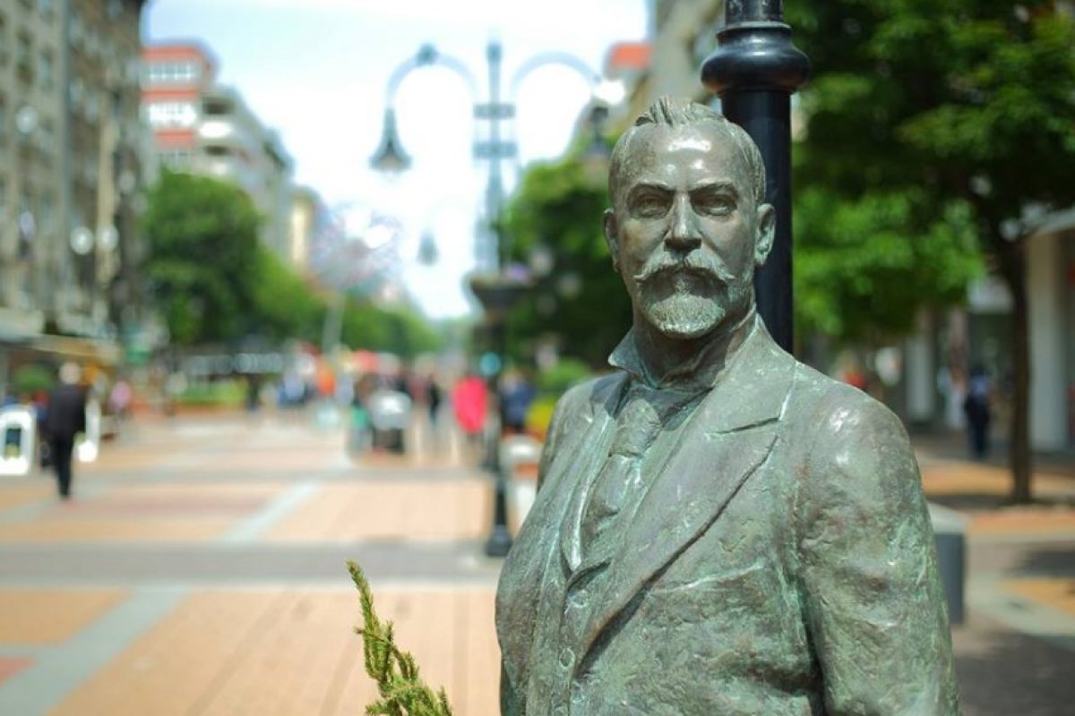 Откриха паметника на Алеко Константинов (СНИМКИ)