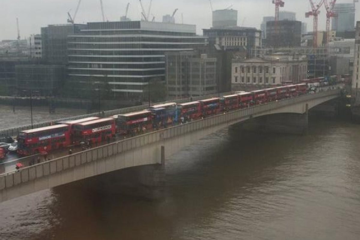 20 автобуса се нанизаха на емблематичния London Bridge (СНИМКА)