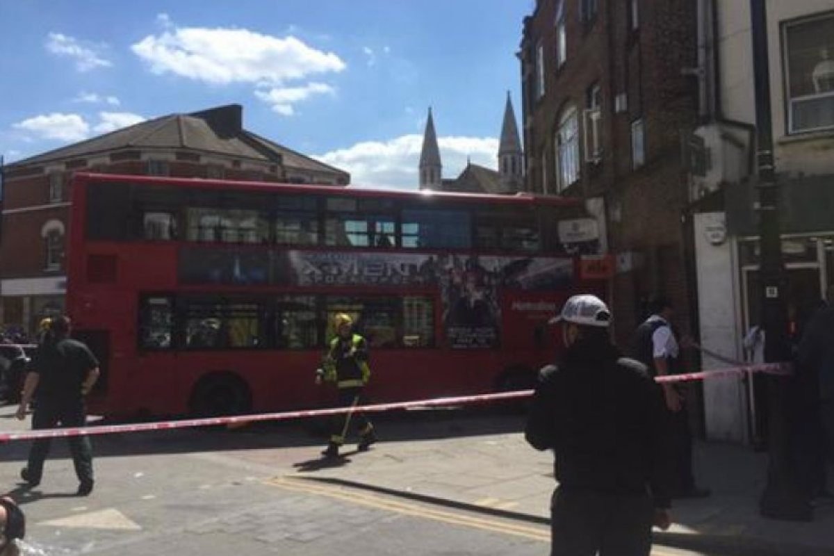 17 души са ранени, след като автобус се вряза в магазин на Harlesden High Street