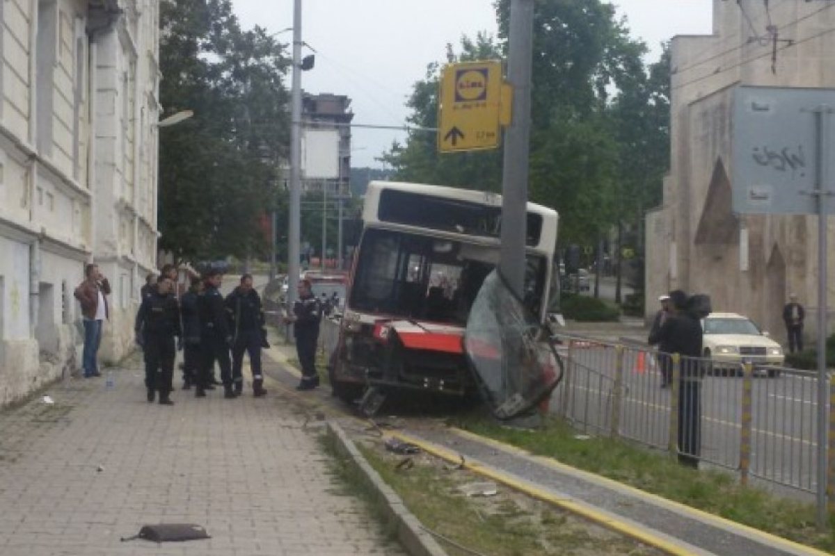 10 ранени след катастрофа на автобус във Варна