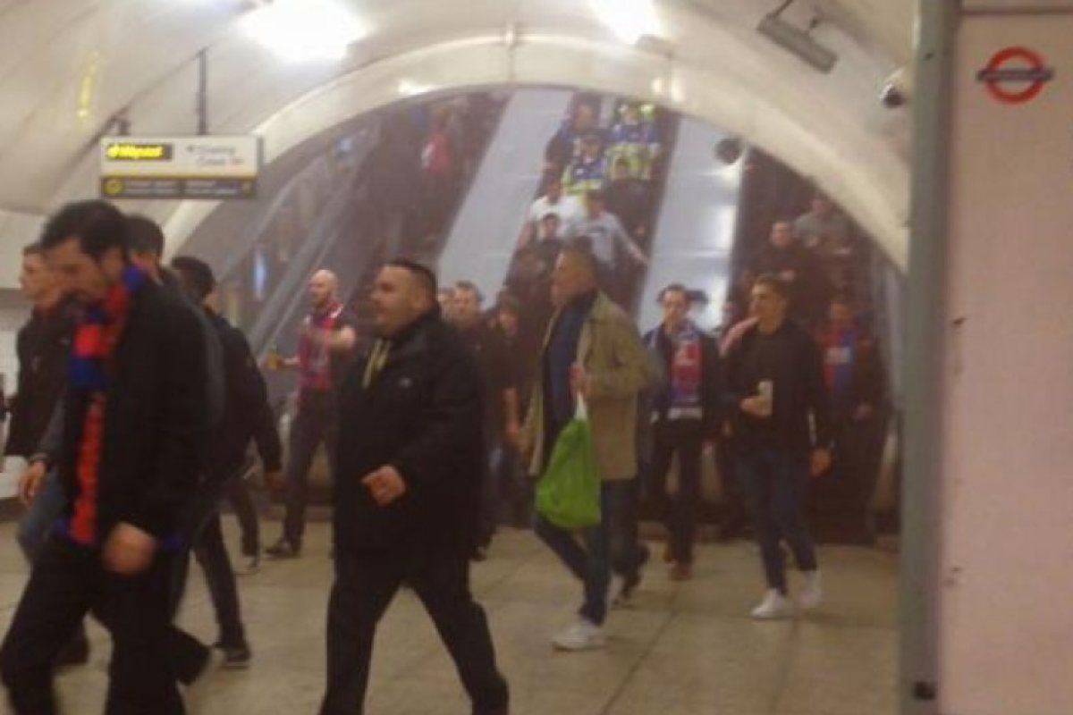 Димка, хвърлена от футболен фен, евкауира станция на метрото (ВИДЕО)
