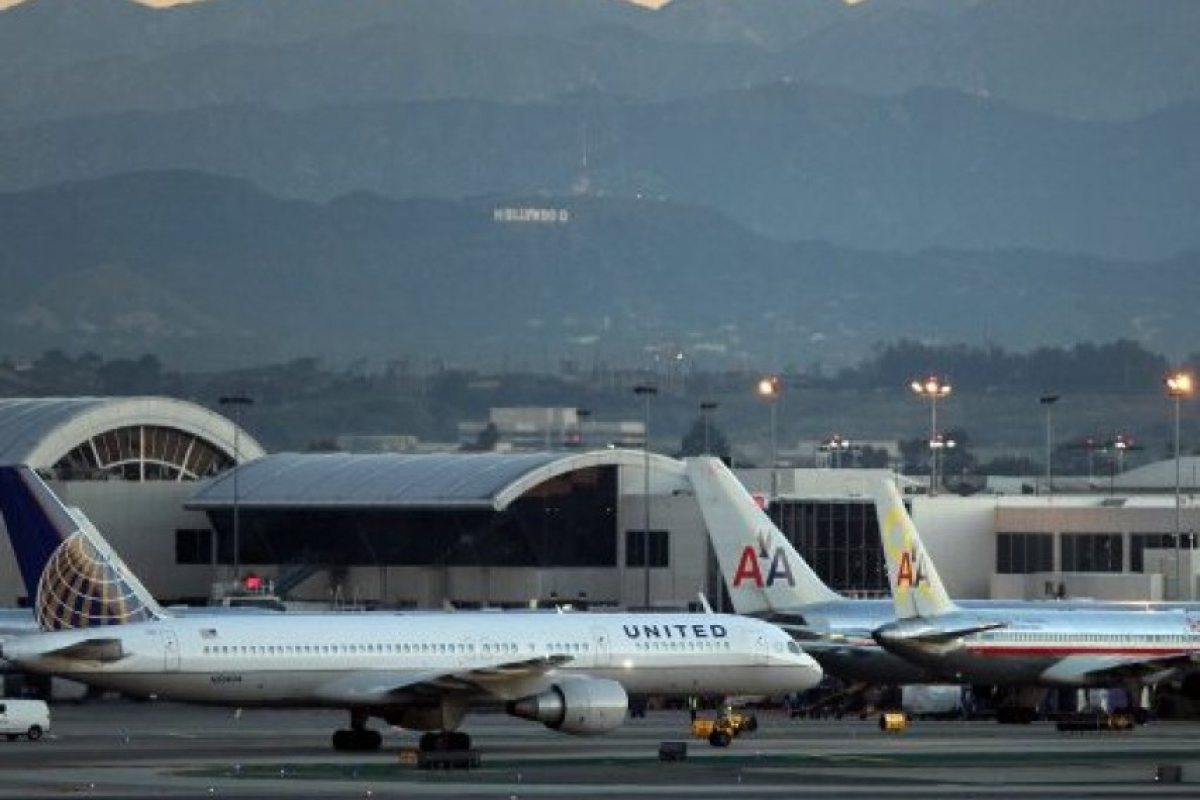 Евакуираха пътници на летище LAX след сигнал за бомба в самолет