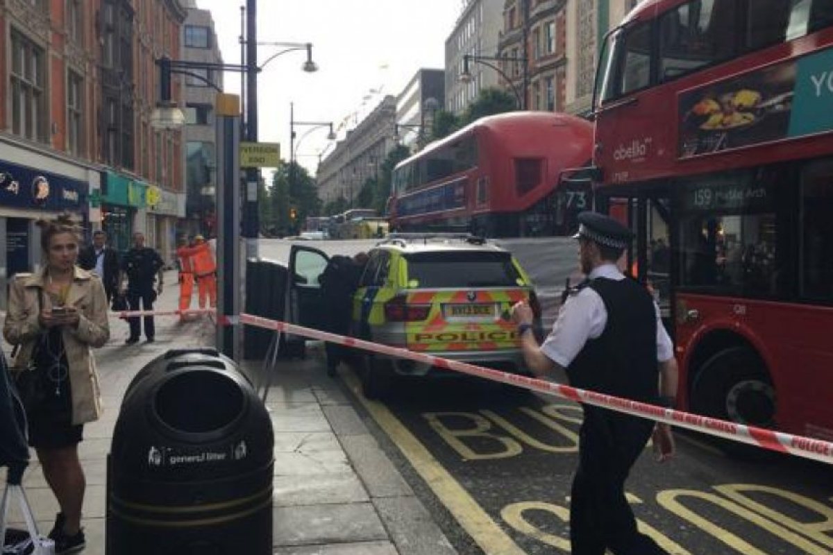 40-годишна жена, блъсната от автобус на Oxford Street, се бори за живота си