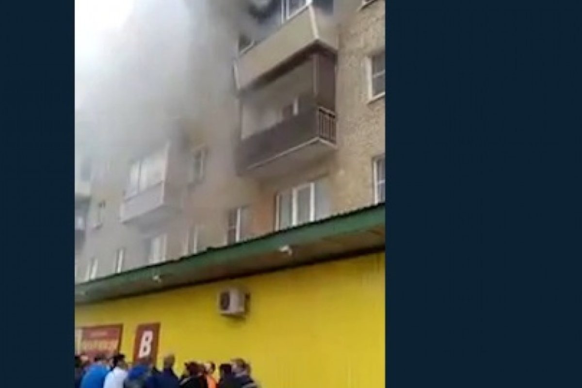 Вижте драматичното спасяване на бебе от горяща сграда! (ВИДЕО 18+)