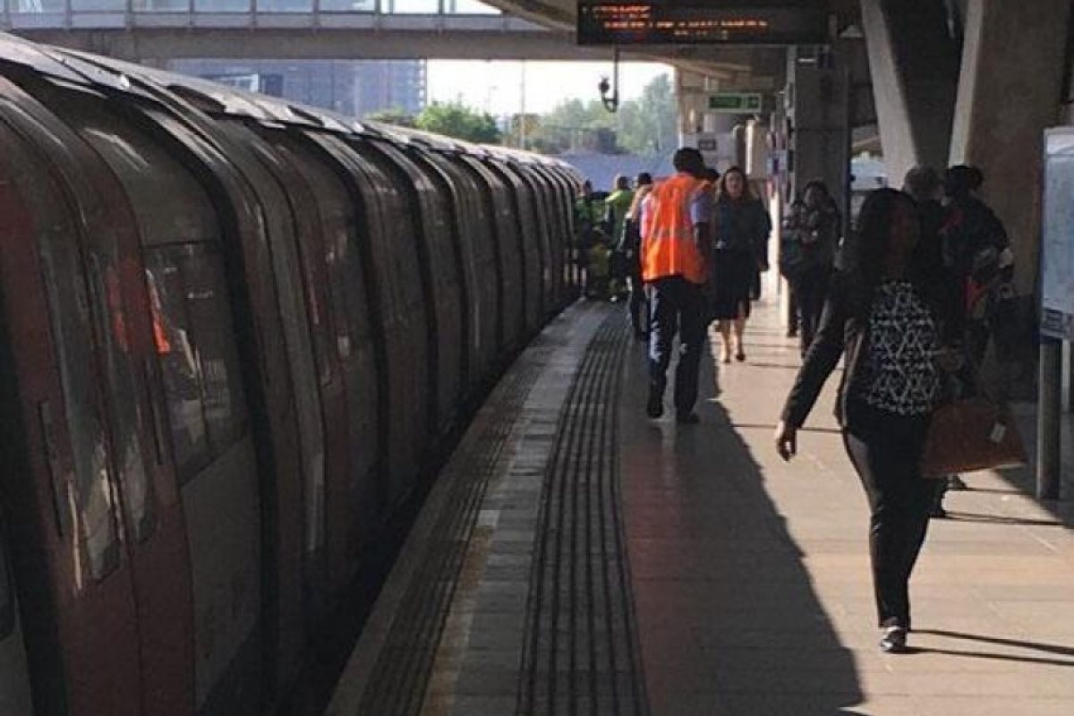 Жена заклещи крака си под влак на метростанция Canning Town