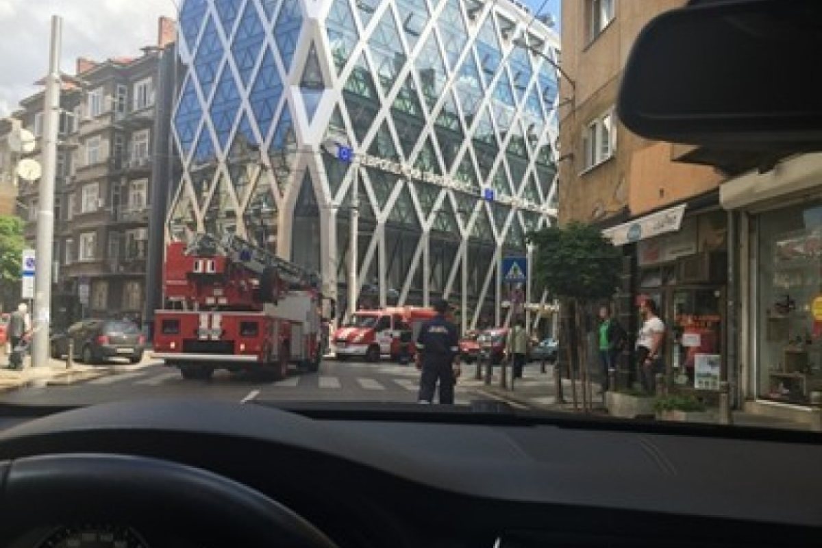 Пожар около сградата на ЕК в София (ОБНОВЕНА)