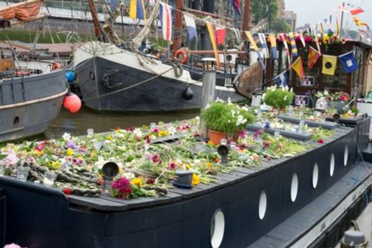 Море от цветя обгърна лодката, в която живееше Джо Кокс