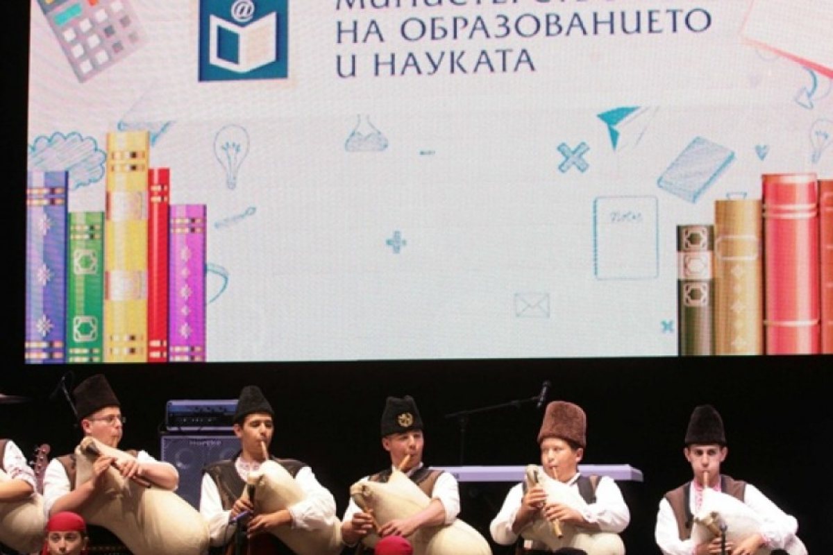 Най-накрая! Вдигат учителските заплати!