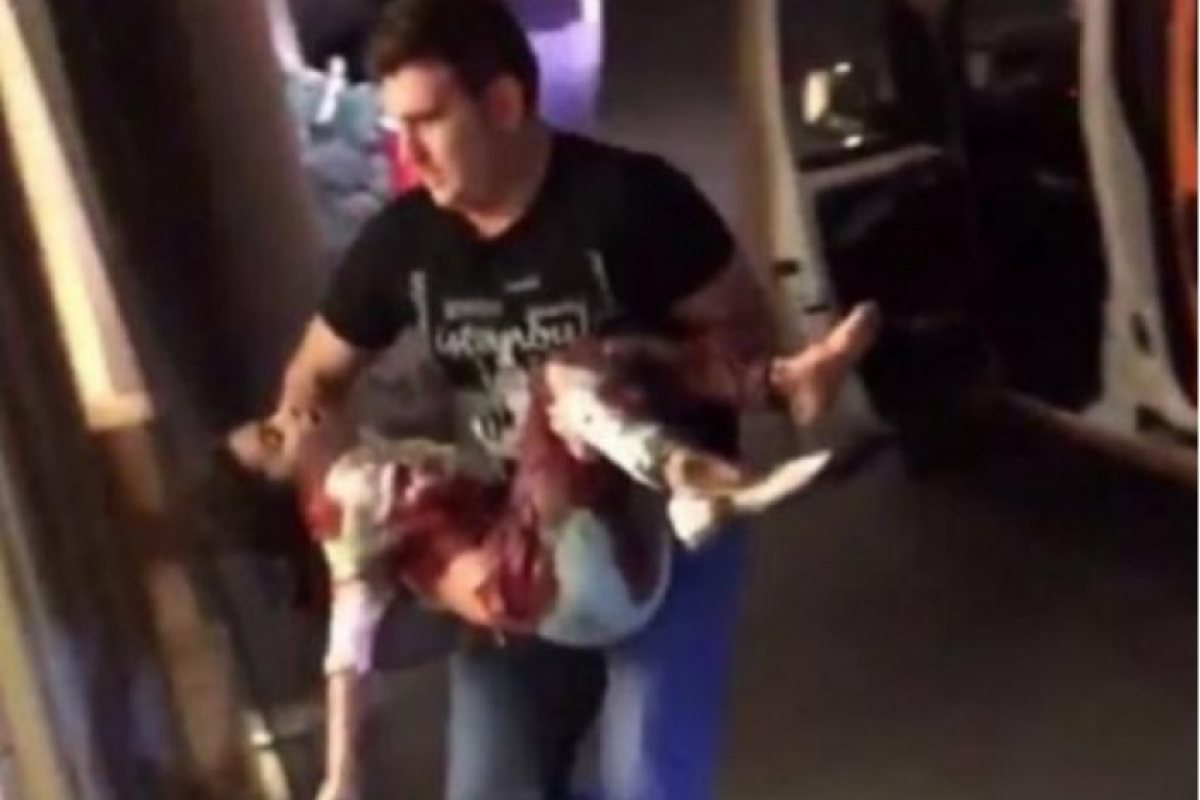 Снимката от атентата на летище „Ататюрк“, която потресе света (18+)