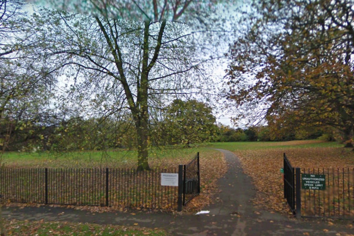 Издирват мъж, посегнал сексуално на жена в Arnos Park, Северен Лондон