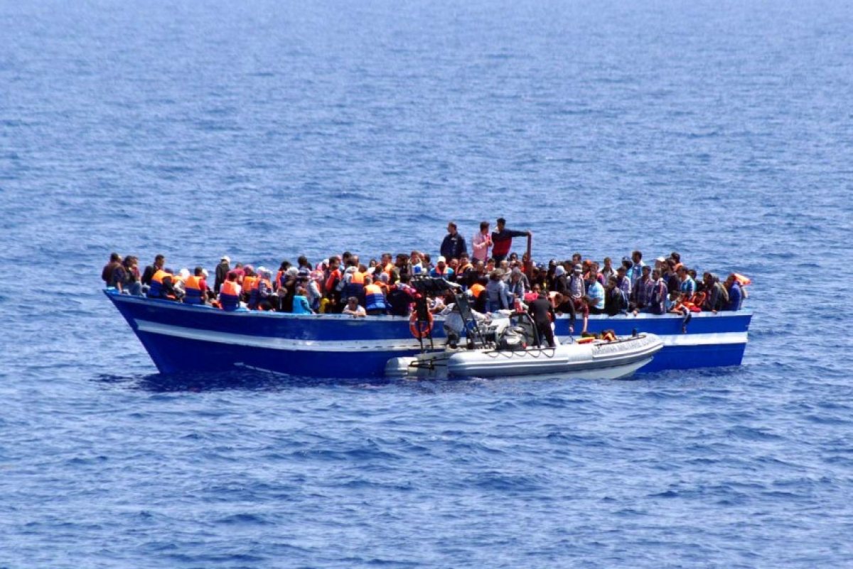 Лодка със стотици бежанци се преобърна в Средиземно море
