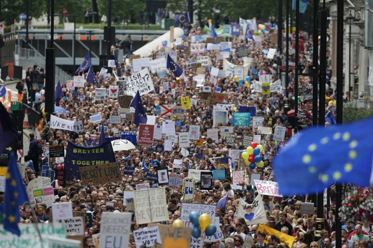 Нов многохиляден протест срещу BrexIt в Лондон (СНИМКИ)