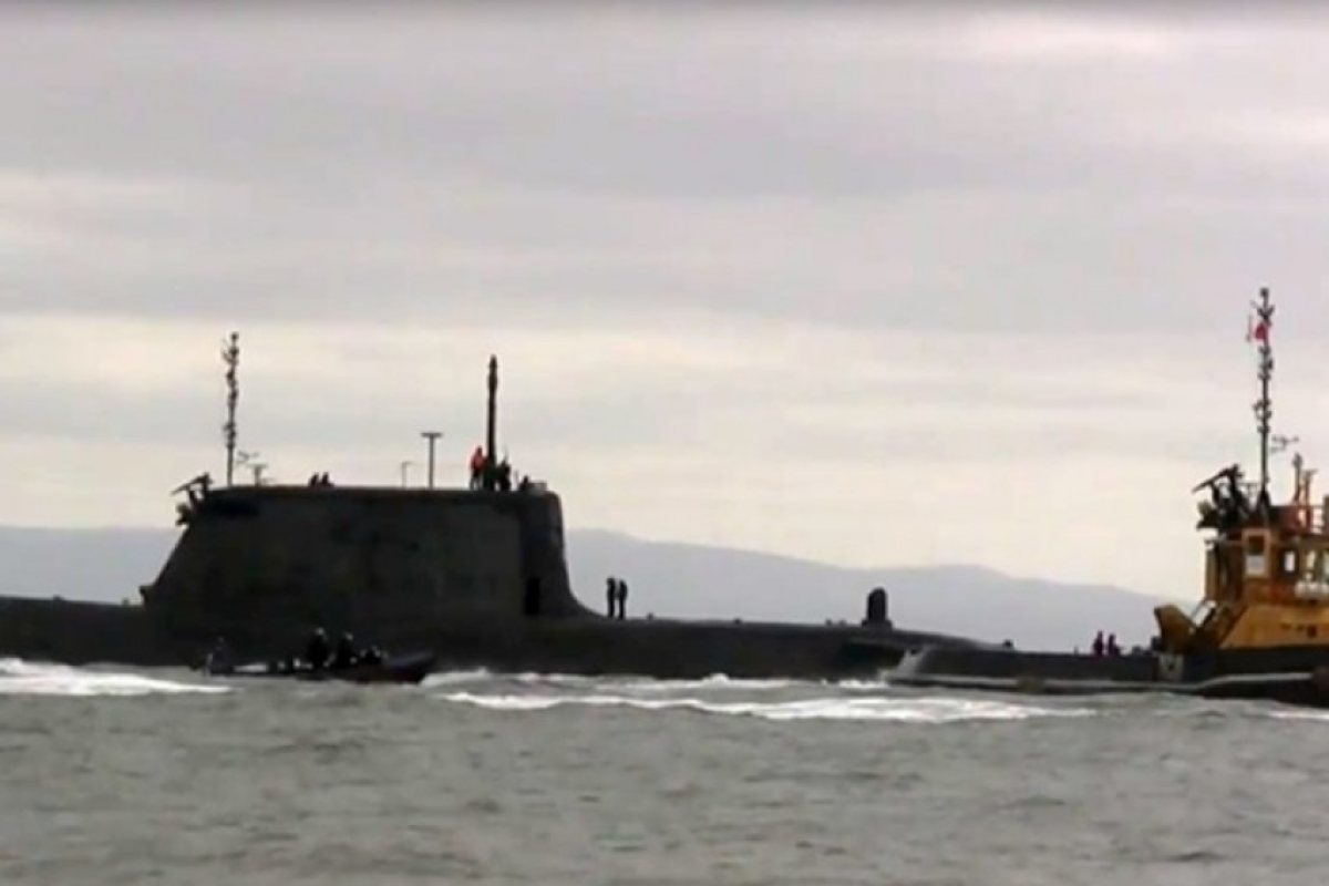Британска ядрена подводница се блъсна в товарен кораб