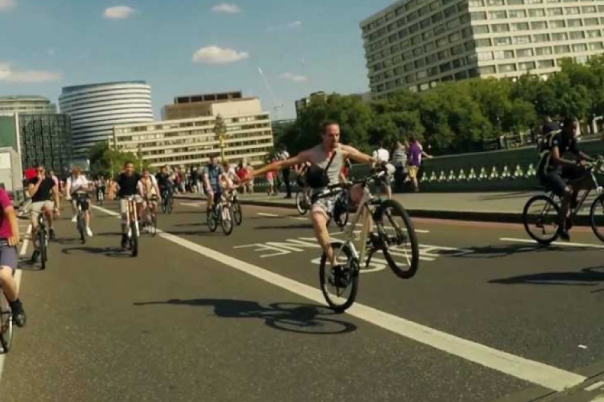 Стотици блокираха лондонски улици на поредния Bikestormz (ВИДЕО)