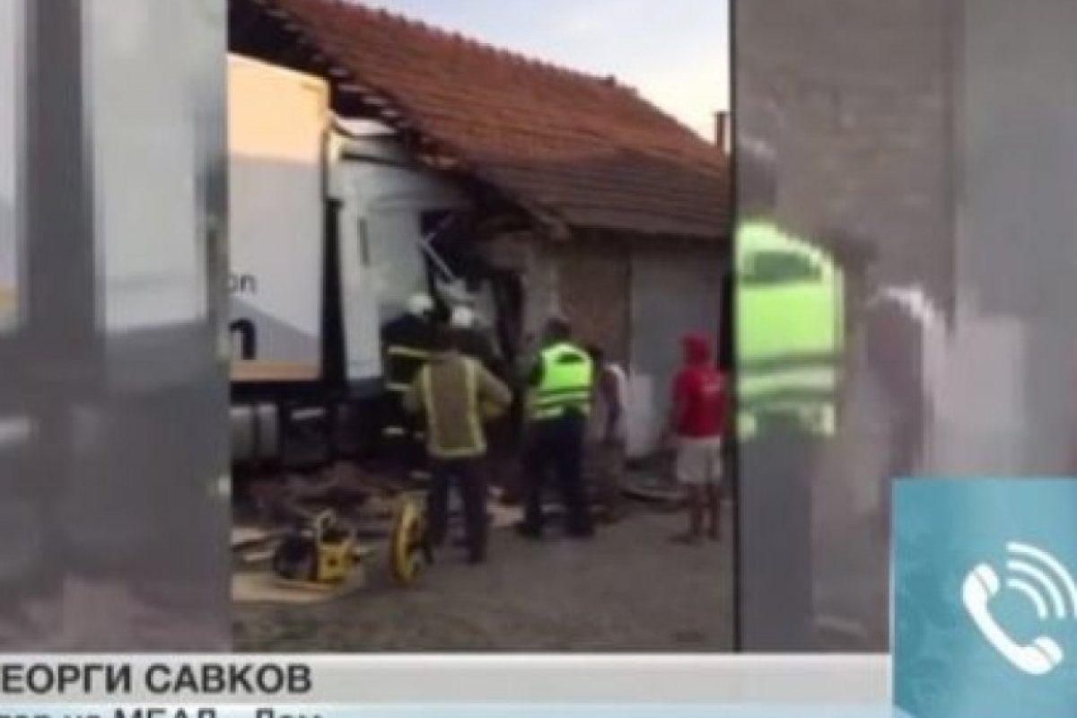 ТИР се вряза в къща