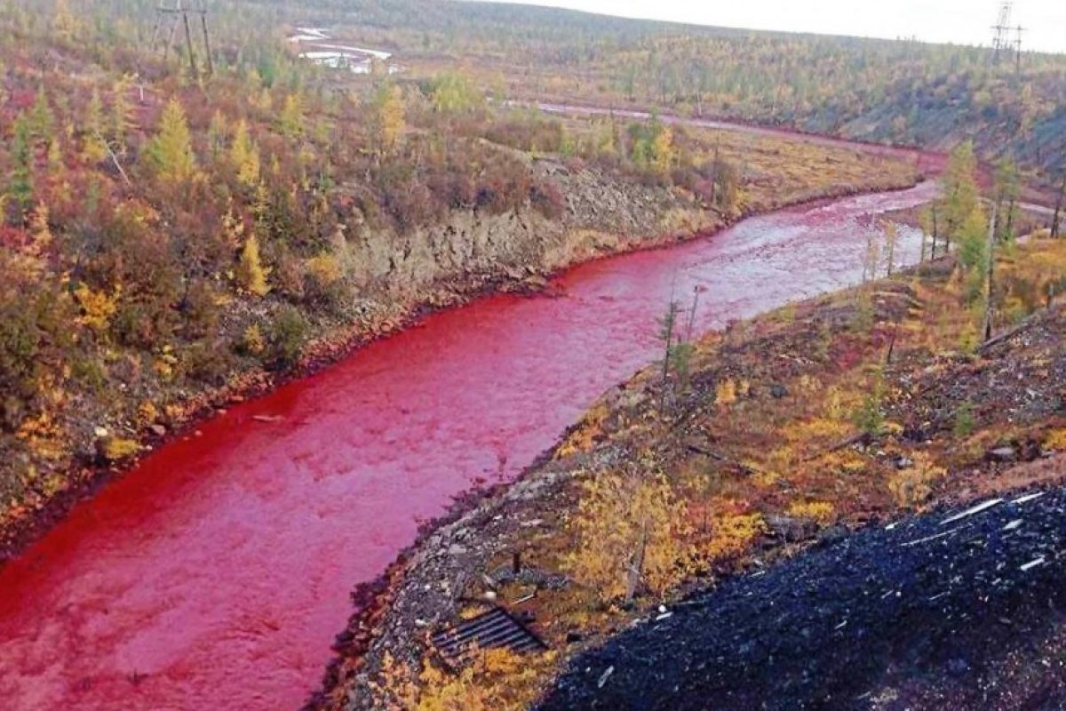 Мистериозна червена река потече в Русия (СНИМКА)