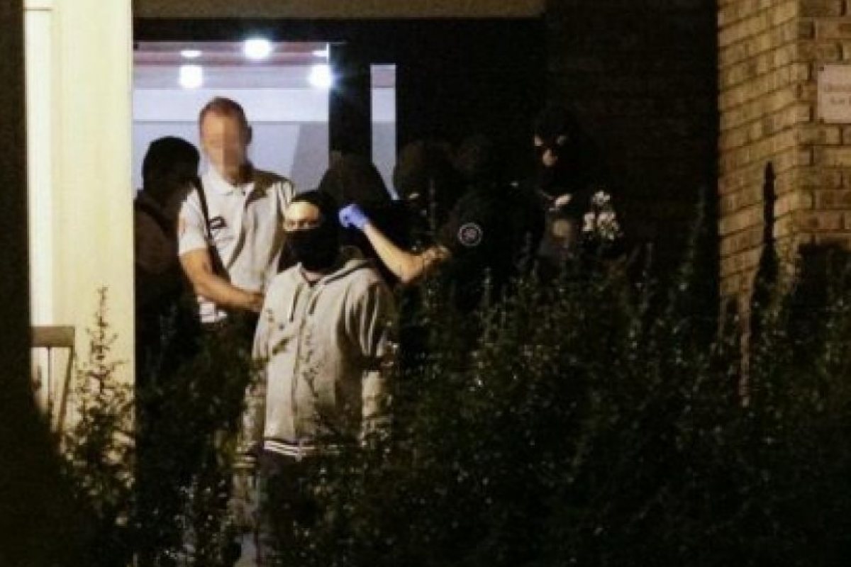 Стрелба и арести на заподозрени за тероризъм в Париж
