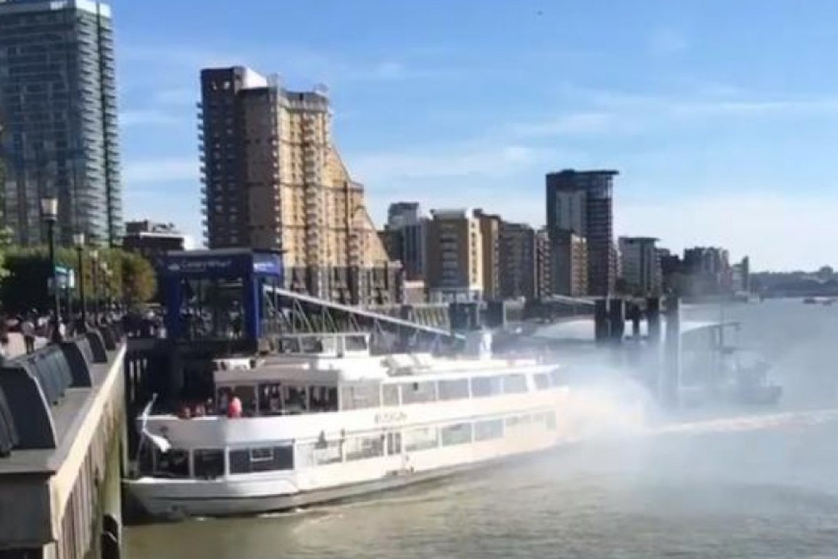 Корабче по Темза се удари в стена в Canary Wharf (СНИМКИ)