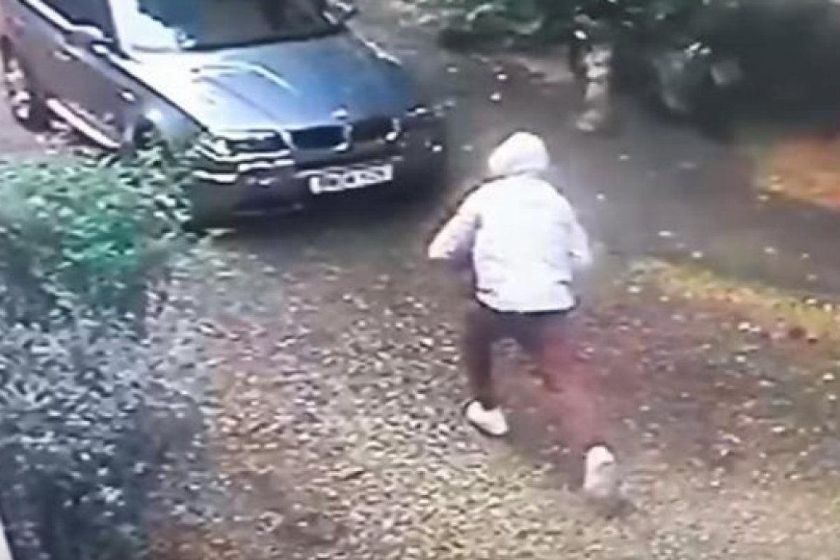Ограбиха бижутерка пред прага на дома й в Южен Лондон