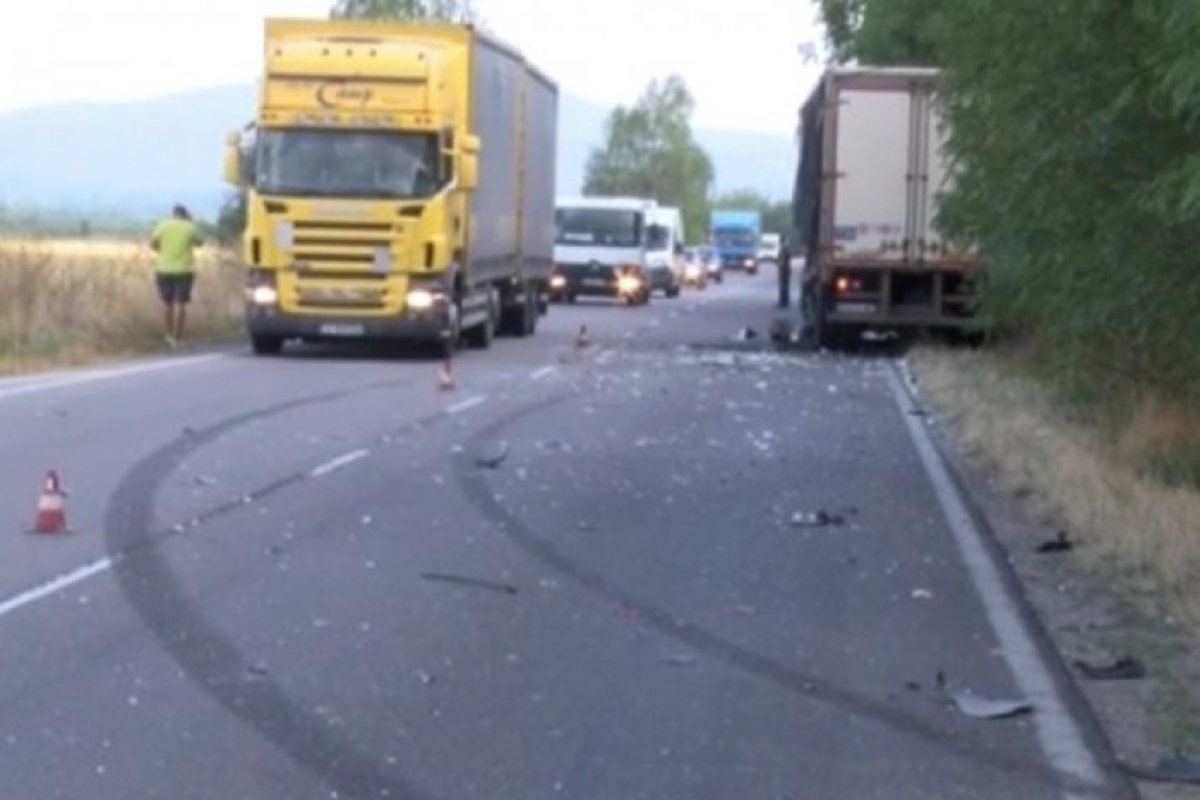 Вижте зверския сблъсък между два камиона (ВИДЕО)