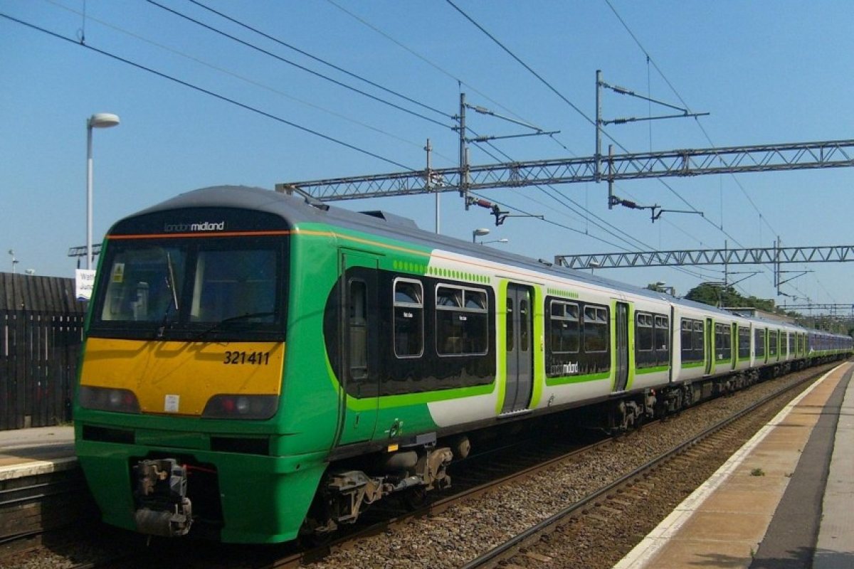 Влак дерайлира и се сблъска с друг край Watford Junction