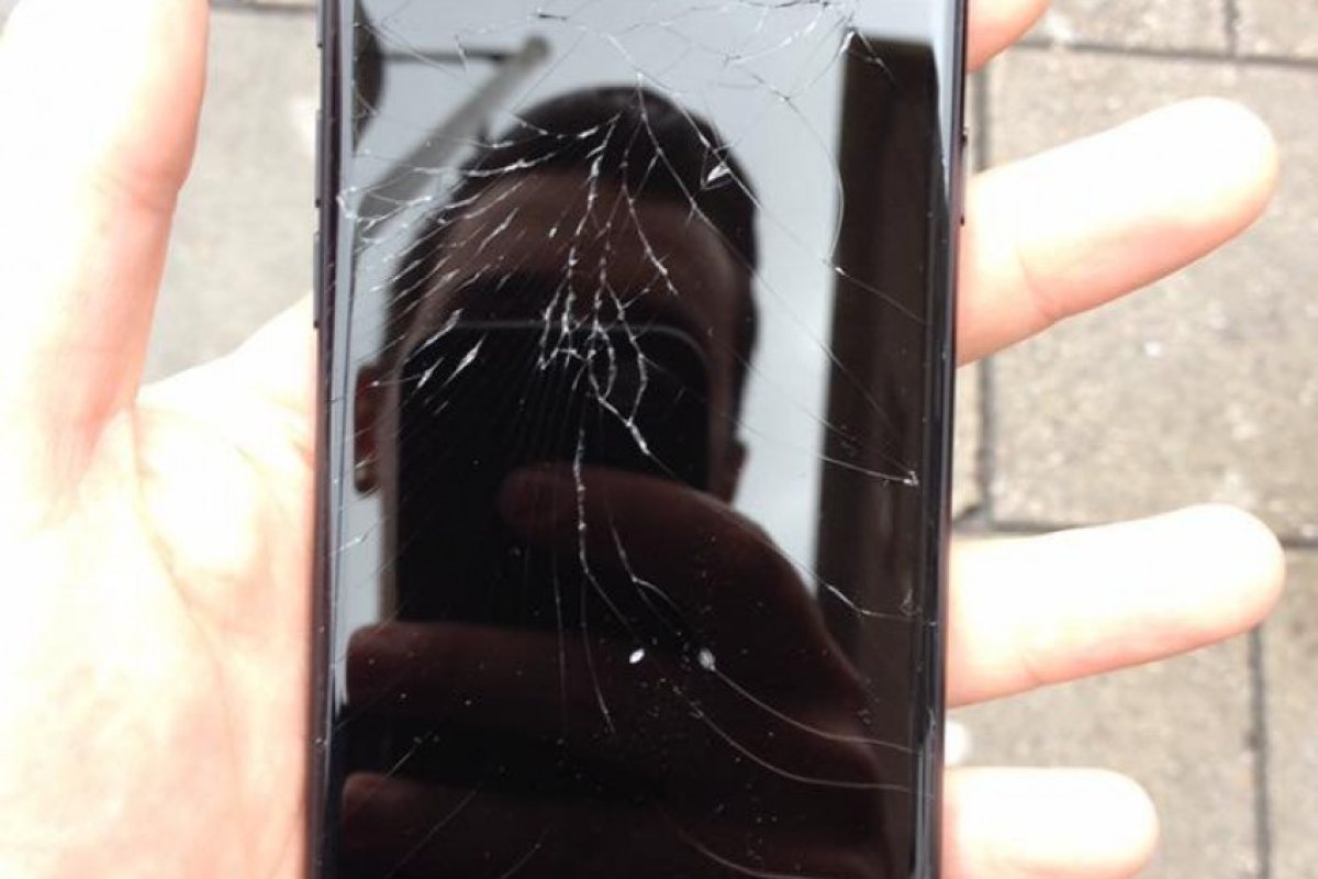 Българин счупи една от първите бройки на новия iPhone 7 (СНИМКА)