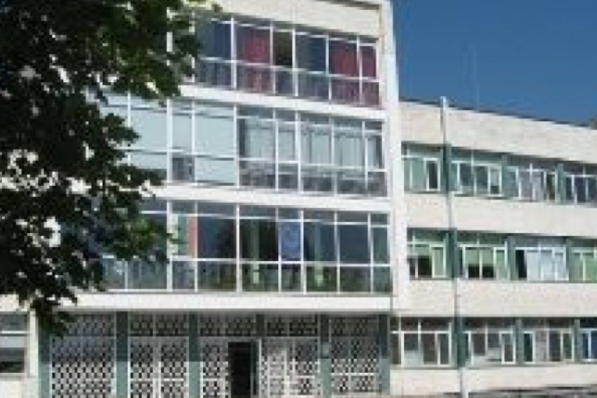 4 кв. м. мазилка падна върху ученици в Бургас