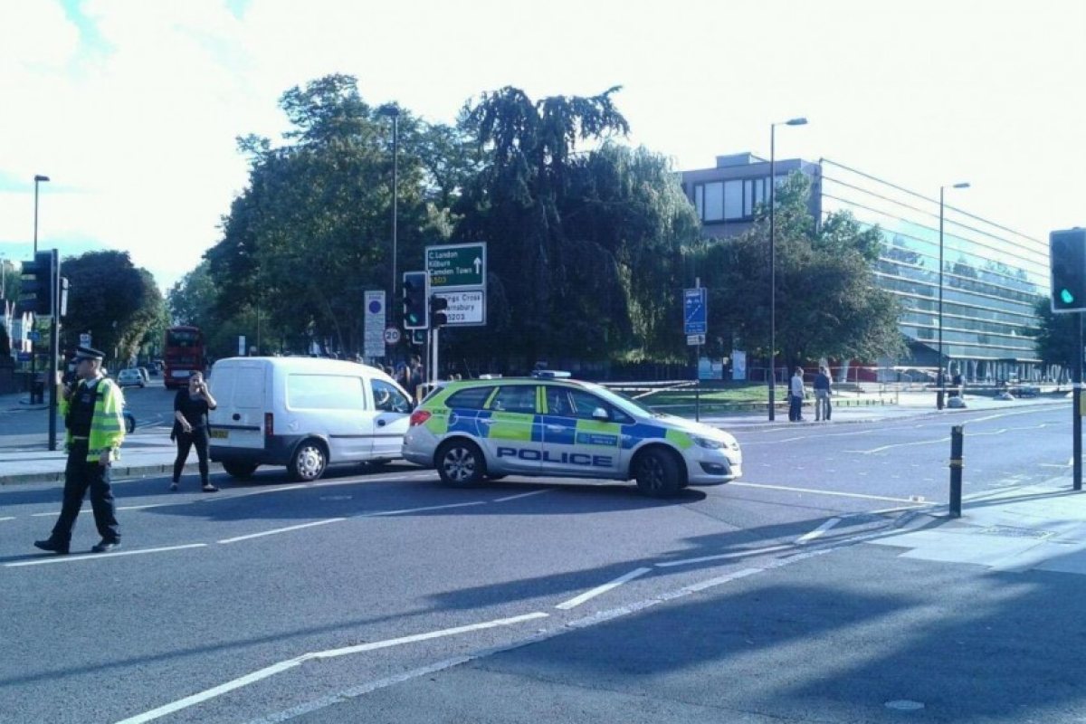 Тийнейджър бе наръган пред училище в Лондон