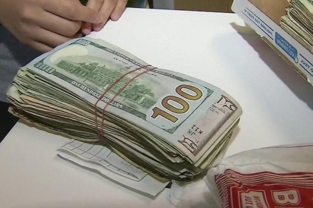 Жена върна 5000 долара и получи 1 г. безплатни пици (ВИДЕО)
