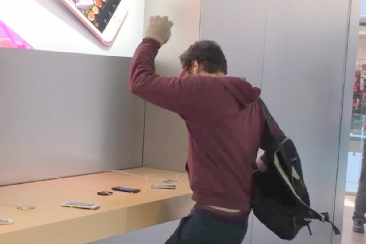 Недоволен клиент изпотроши устройства за хиляди евро в Apple Store (ВИДЕО)