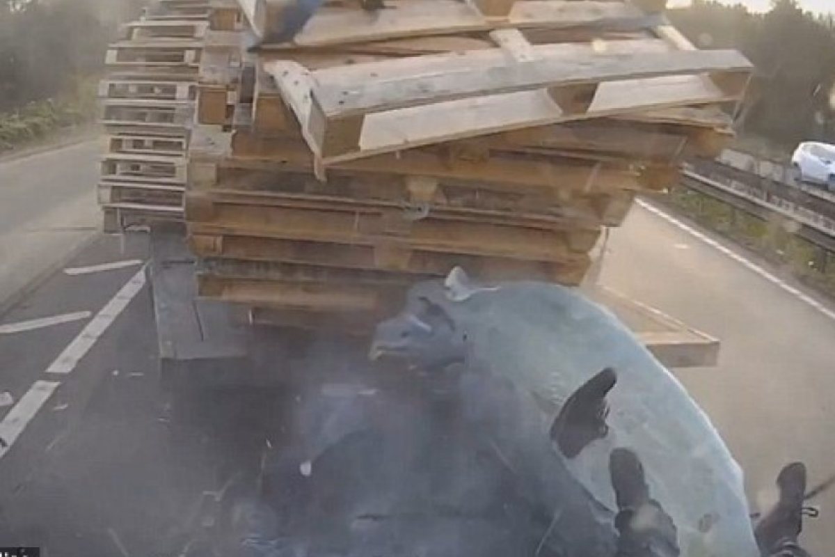 Ужасяващо видео! Литовски шофьор размаза кола в камион