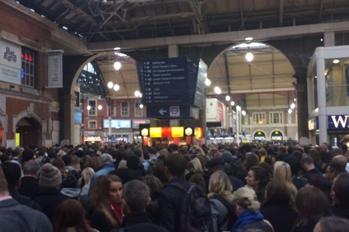 Транспортен хаос на Victoria station (СНИМКИ)