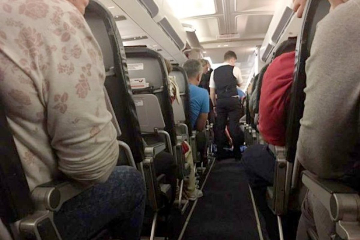 Жена почина по време на полет за Москва, оставиха я да лежи на земята